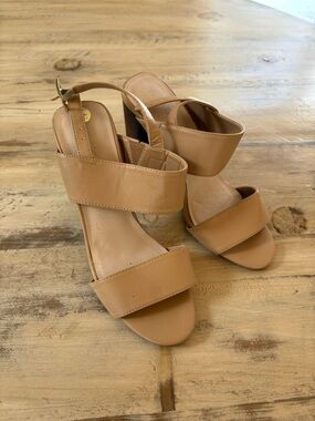 le chateau Women's Nude/Tan Double-Strap Block Heel Sandals